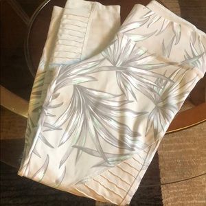 Never worn Victoria’s Secret pink ultimate legging